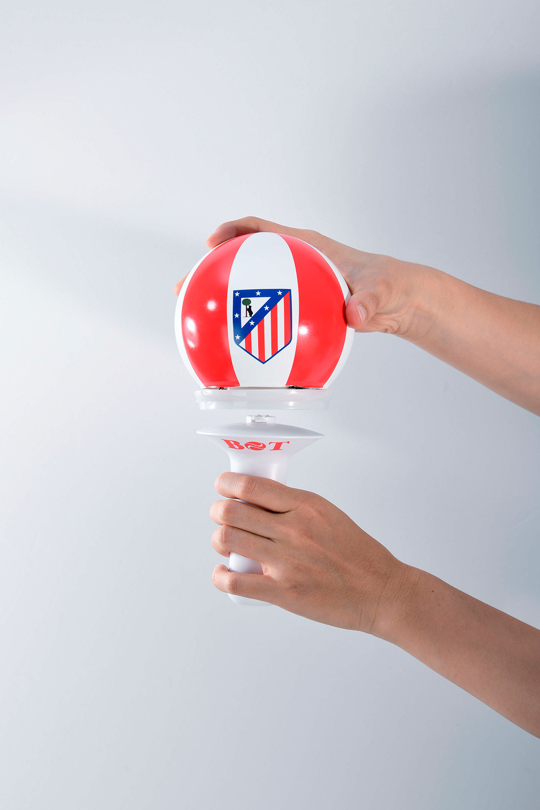 Instalación bola LED Atlético de Madrid en soporte magnético Ball On Top con sistema desmontable