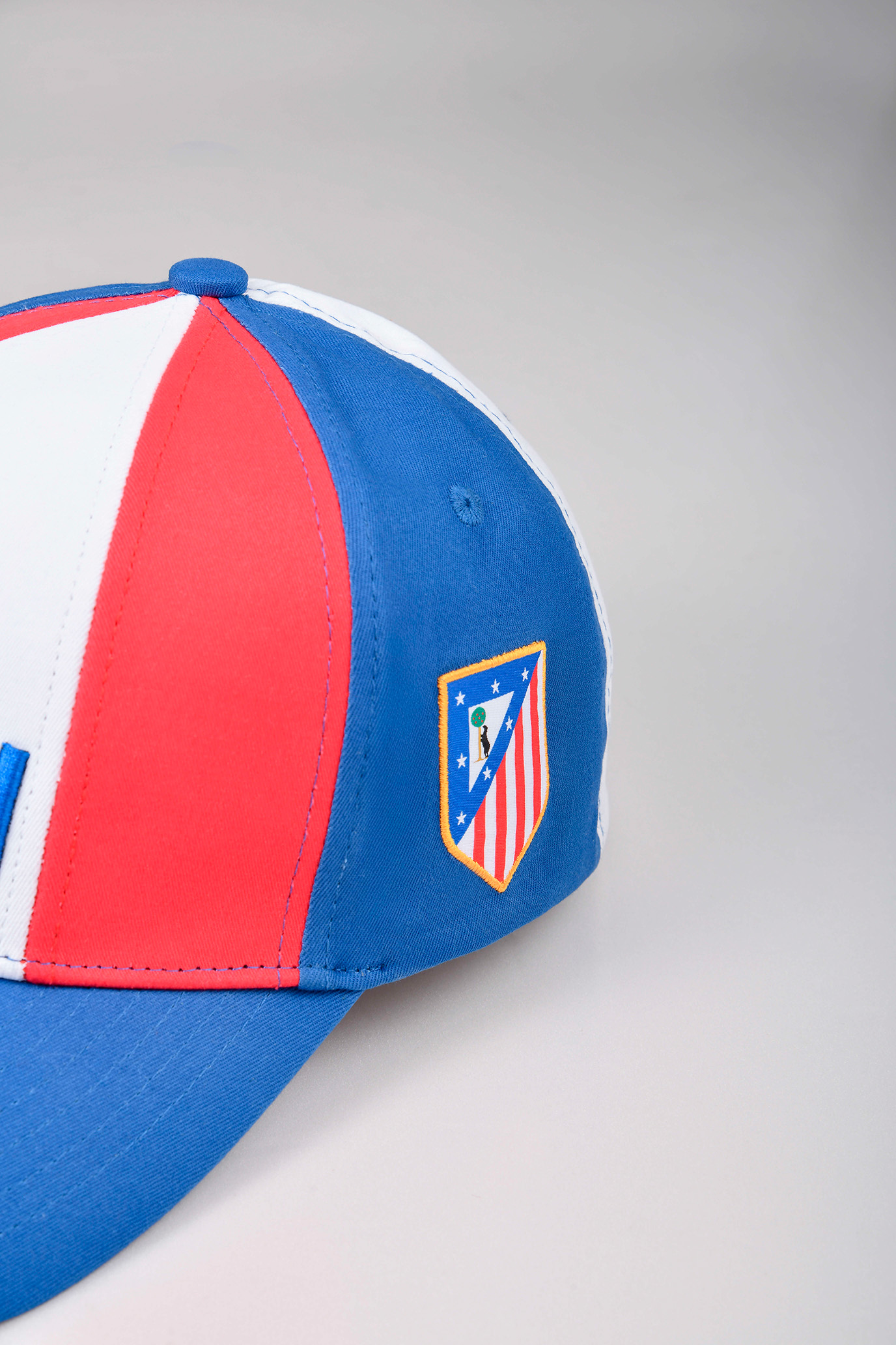 Detalle lateral escudo oficial Atlético de Madrid bordado en gorra Ball On Top roja blanca y azul