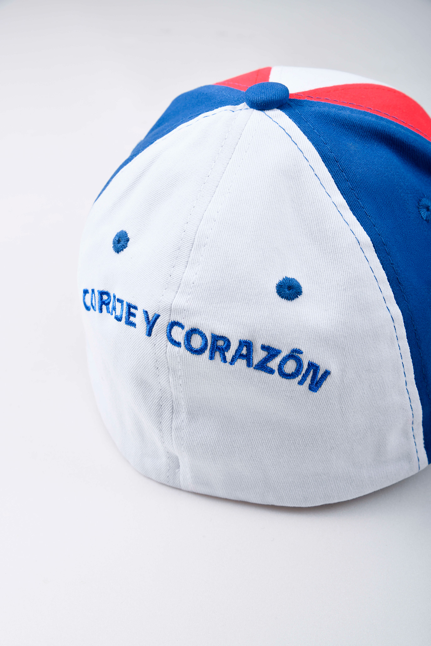 Parte trasera gorra Atlético de Madrid Ball On Top con bordado Coraje y Corazón en azul
