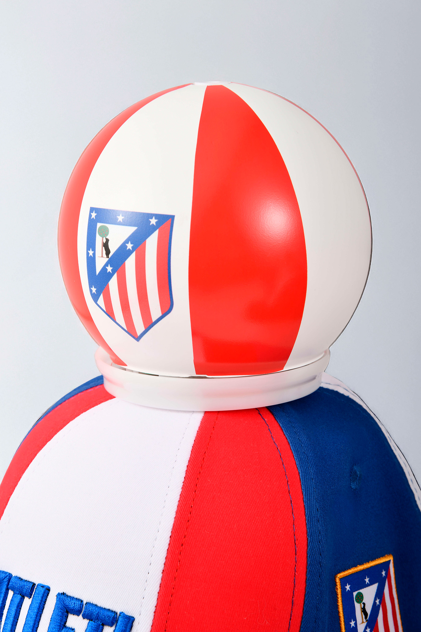 Gorra oficial Atlético de Madrid con bola LED instalada sistema completo Ball On Top
