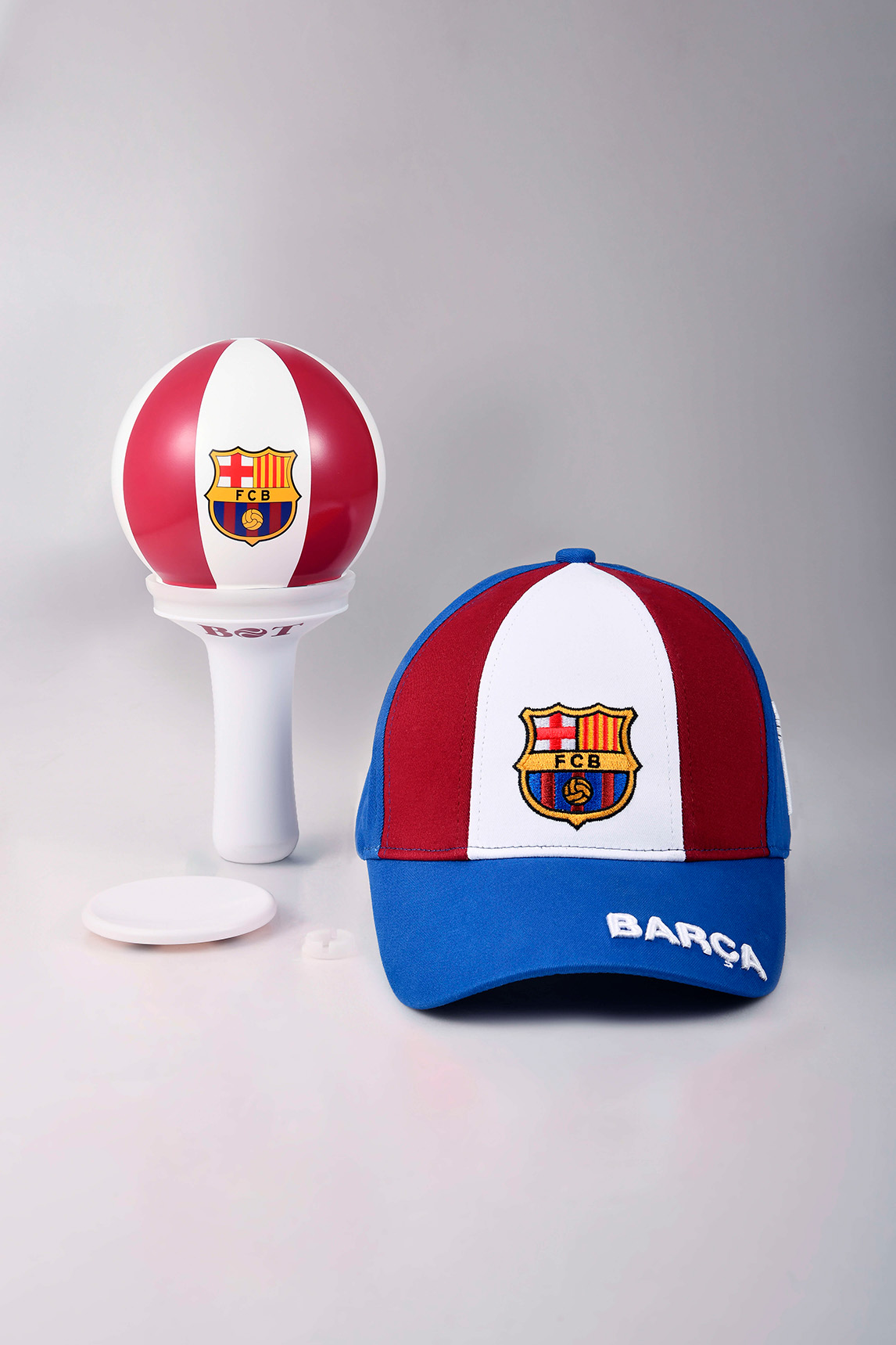 Gorra oficial FC Barcelona Ball On Top amb pilota LED magnètica vermella i blanca, accessori innovador per a fans del Barça