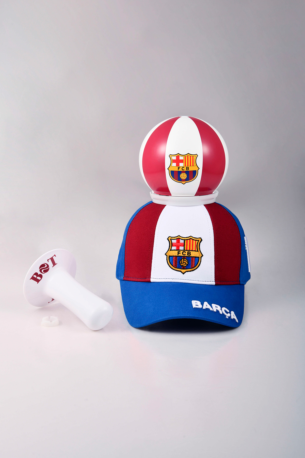 Gorra oficial FC Barcelona Ball On Top amb pilota LED magnètica vermella i blanca, accessori innovador per a fans del Barça